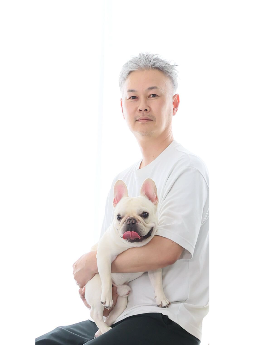 代表 尾藤英治とフレンチブルドッグ コテツ